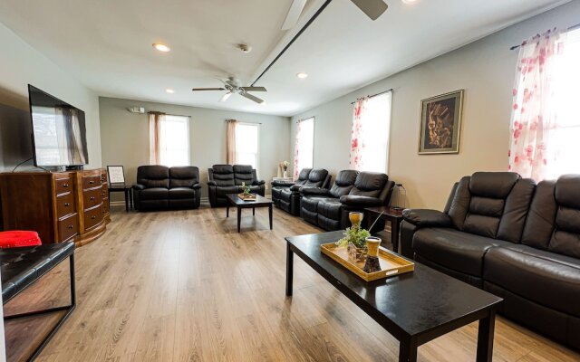 THE 1023 With Private Yard & Parking, Near Falls & Casino by Niagara Hospitality