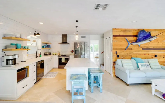 Walk to Beach: Waterfront Home in Marathon!