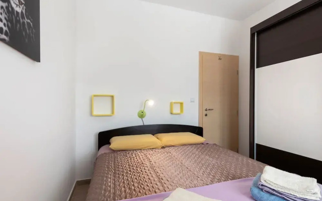 Simplistic Apartment in Neviđane with Balcony