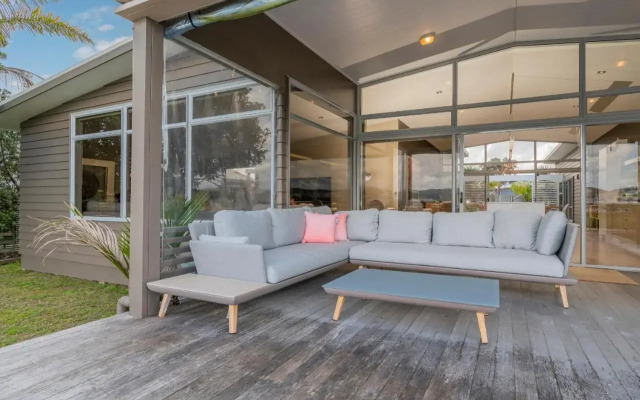 Sanctuary By The Water - Matarangi Holiday Home
