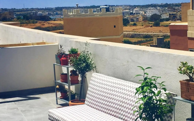 Deluxe Penthouse Charming Location Rooftop Views