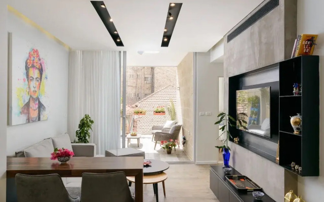Design & Veranda next to Mahane Yehuda Market by FeelHome