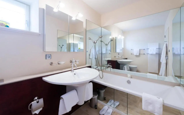 Le Chateau De Besseuil