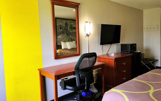 Super 8 by Wyndham Vincennes