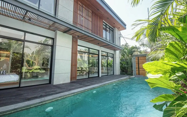 Tropical Elegance 5BR Canggu Villa Near Beach