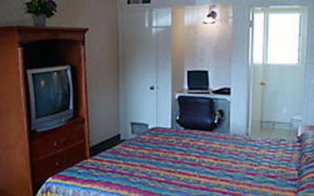 Econo Lodge Inn & Suites West Hollywood