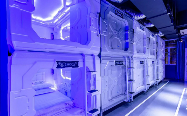 Met A Space Pod @ Arab Street