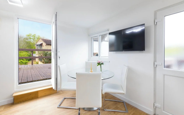 Large Riverside House in Wraysbury, Staines