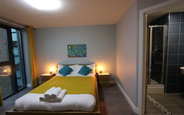 SS- Penthouse Lux suite