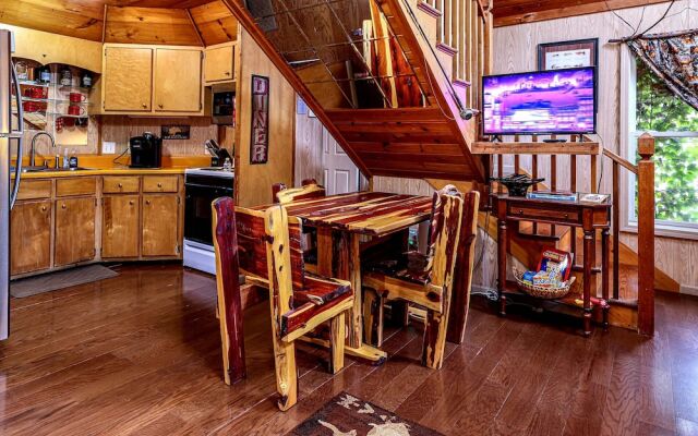 Bear Creek Lodge and Cabins in Helen Ga - Pet Friendly, River on Property, Walking Distance to downtown Helen