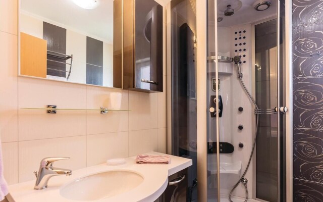 Nice Home in Valbandon With Wifi and 3 Bedrooms