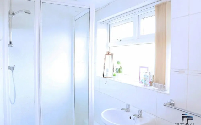 Beautiful 5-bed House Roker Beach