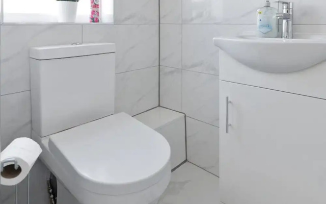 Harrow Haven Retreat - Modern City Apartment