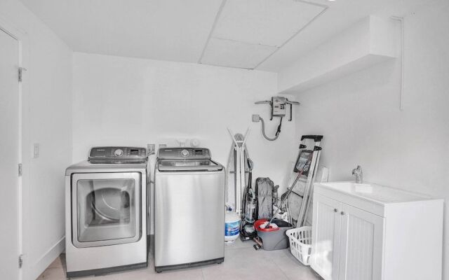 Gorgeous 5BR Home with Heated Pool