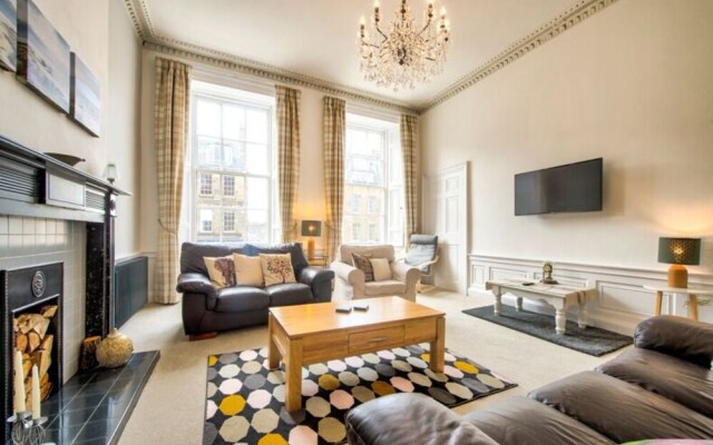Spacious and Stylish 4-bed Georgian Apartment