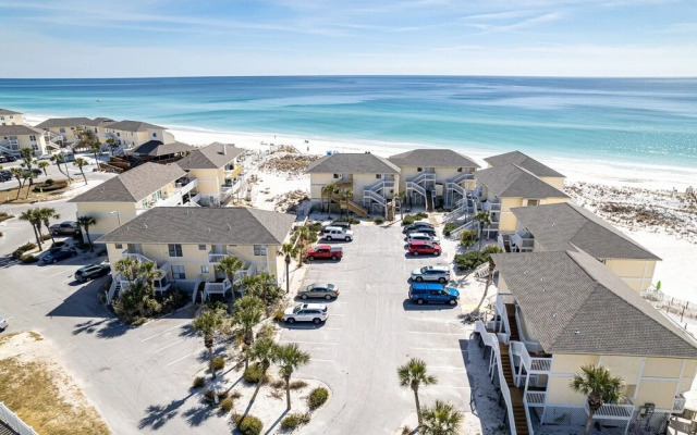 SPC 2013 is a Pet Friendly Upstairs 1 BR with Seasonal Beach Setup by RedAwning