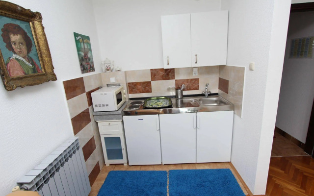 Rooms and apartments Sally