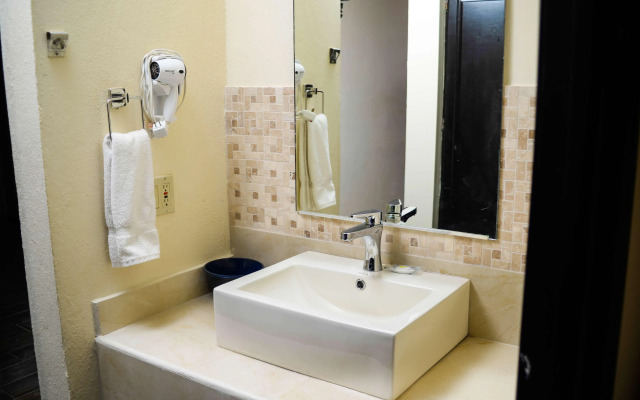 Laos Mar Hotel & Suites