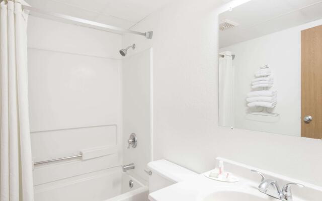 Super 8 By Wyndham Groton