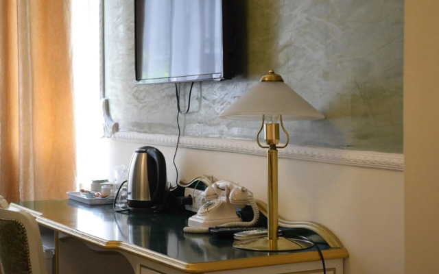 Queen's Astoria Design Hotel