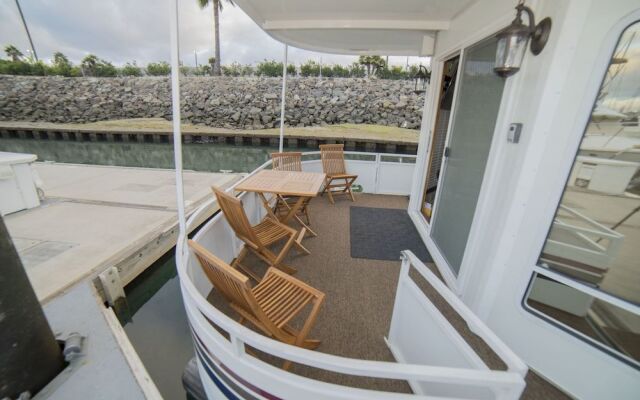 houseboat