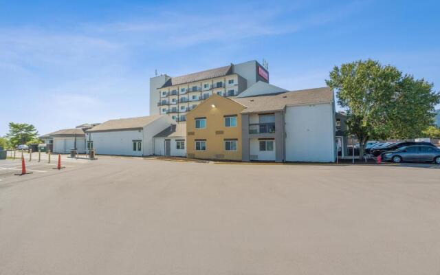 Orangewood Inn & Suites Kansas City Airport
