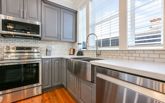 Stunning Modern and Fully-Upgraded 5 BR with Pool