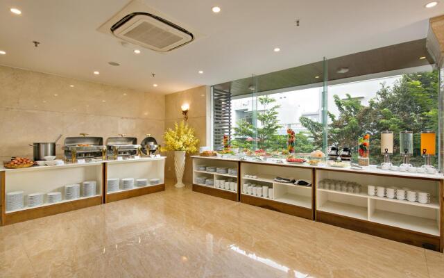 La Beach Hotel