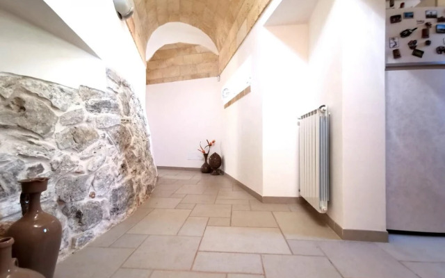 Antico trullo ristrutturato con piscina e giardino