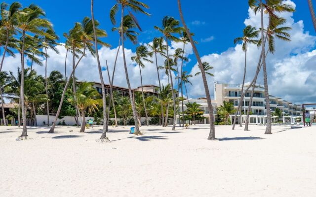 Family Getaway Apartment - On The Beach