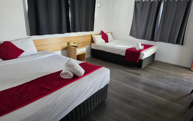 Emerald Central Hotel – Guest Rooms – Emerald