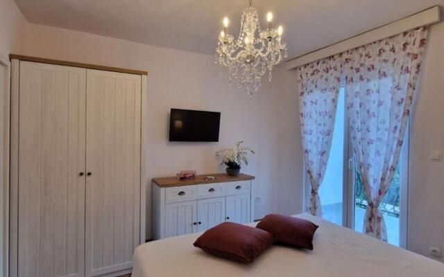 Sandra - quiet & close to the beach - SA1(2)