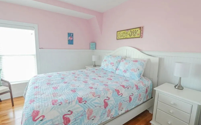 Shining Sea 5 Bedroom Home by RedAwning