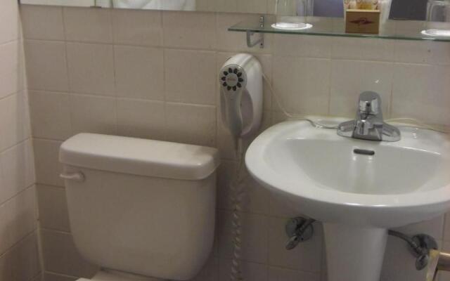 Rosslyn Inn and Suites