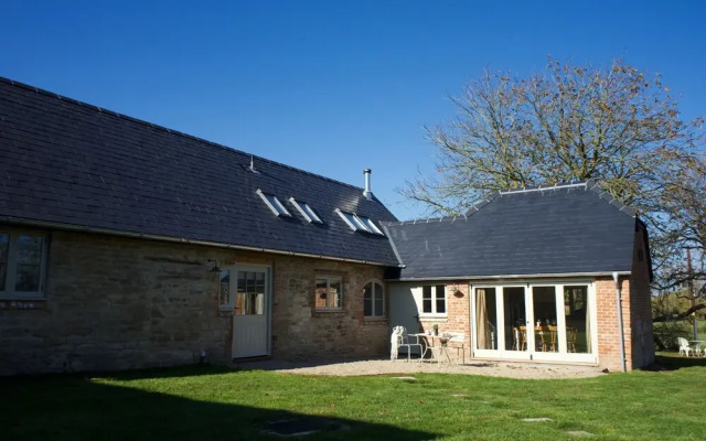 Classic Cotswolds Getaway in Radcot