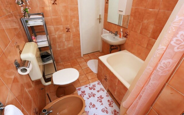 Spacious Apartment By The Beach