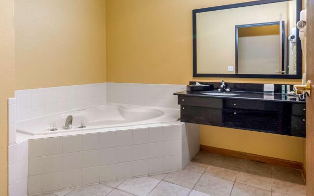 Quality Inn & Suites Lenexa Kansas City