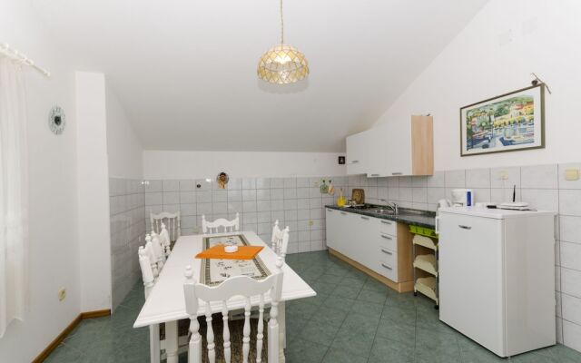 Apartment and Rooms Mate