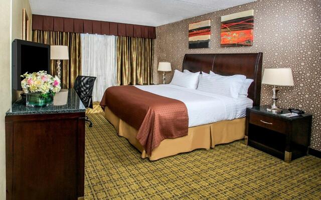 Holiday Inn Westbury - Long Island, an IHG Hotel