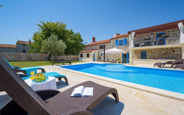 Stunning Home in Mihelici With Wifi and 3 Bedrooms