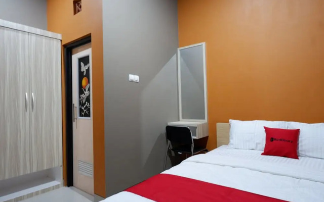 RedDoorz Syariah near Stasiun Tegal