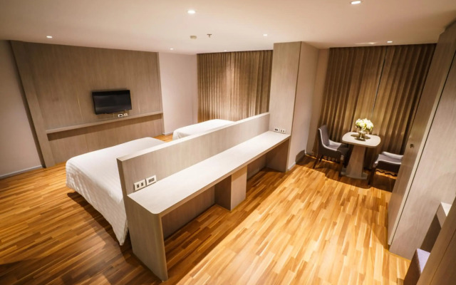 New Season Square Hotel