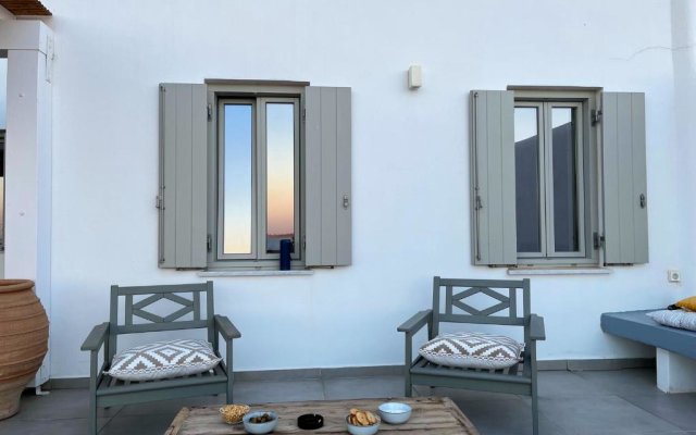 2 bedrooms appartement with sea view and enclosed garden at Antiparos 1 km away from the beach