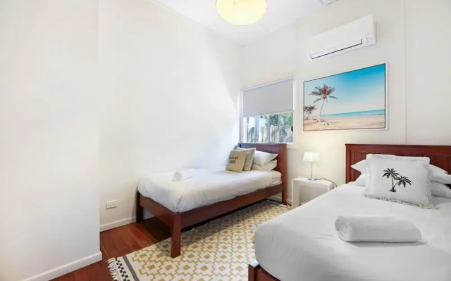 2-bed Beach House in Burleigh Heads Amidst Nature