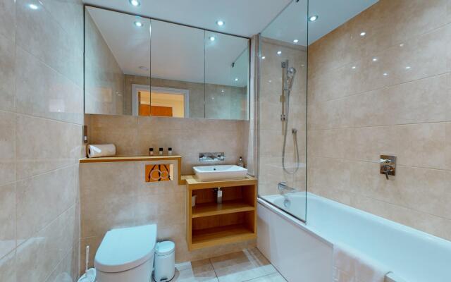 Comfy Two Bedroom One Bath Apartment in Limehouse