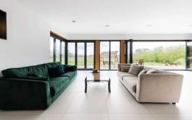 Host Stay Willow Barn