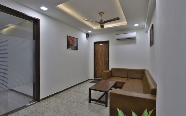 OYO 27930 Hotel Dev Palace