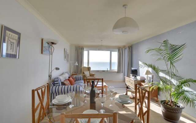 Beautiful Apartment With sea View and Balcony, Near Shops and Pubs