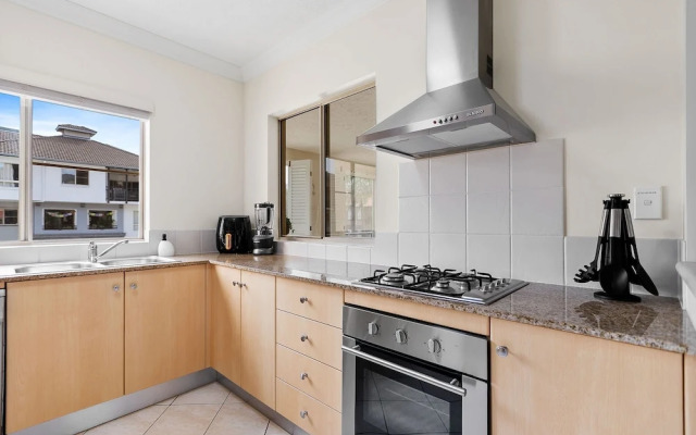 Lakeside Luxe Retreat - Pool View BBQ Spa Bath