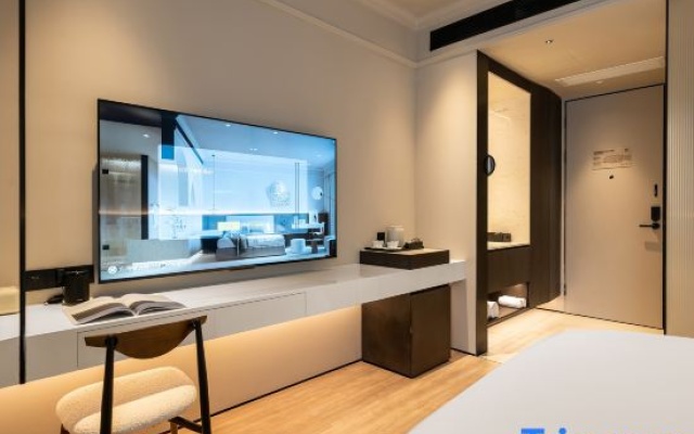 Treasury Superior King Bed Room (Smart Guest Control + Mobile Screen Casting + Mini Fridge) — фото 3